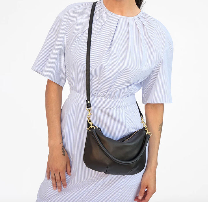 Clare V. Petit Moyen Messenger